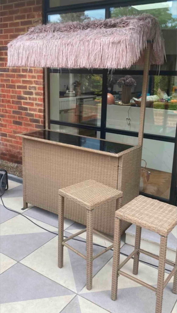  Outdoor tiki bar and X2 barstools set wil ltqke a good offer today 