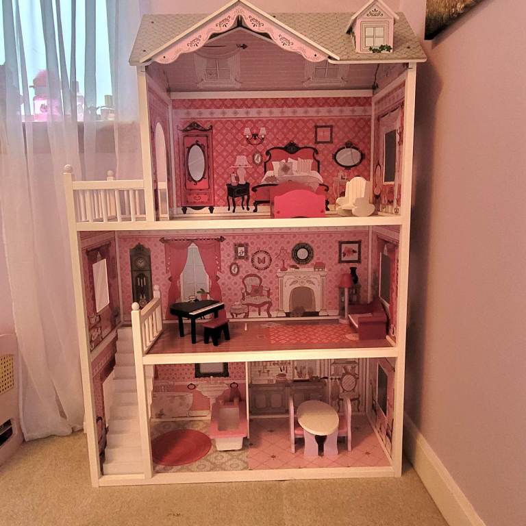Sadies large 3 storie dolls house 