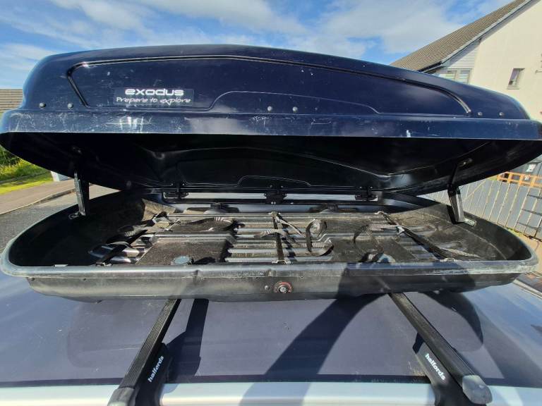 Exodus 580l roofbox with twist clamps/internal straps