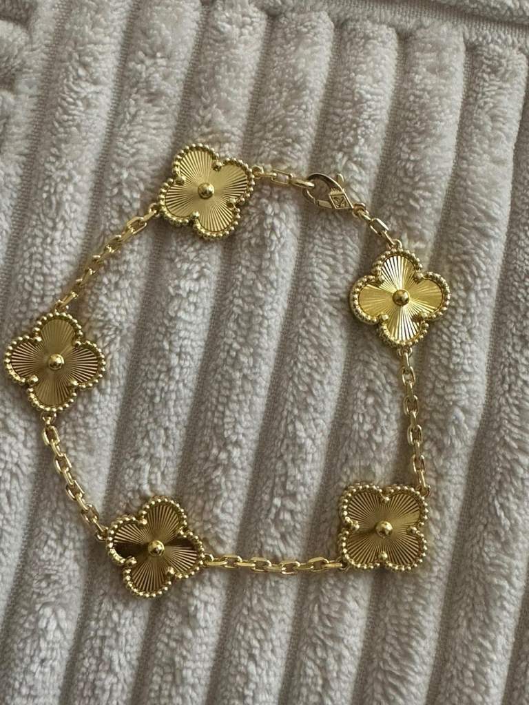 Lovely Gold Coloured Lucky Clover Bracelet – As Good As New