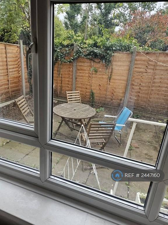 3 bedroom flat in Charlotte House, London, W6 (3 bed) (#2447160)
