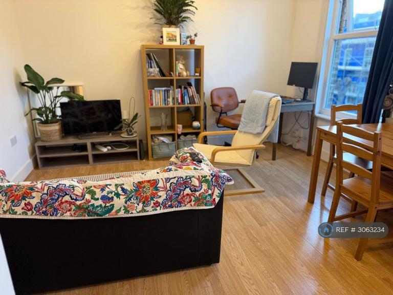 1 bedroom flat in Narford Road, London, E5 (1 bed) (#3063234)