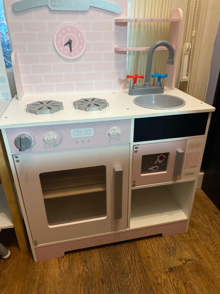 Play kitchen 