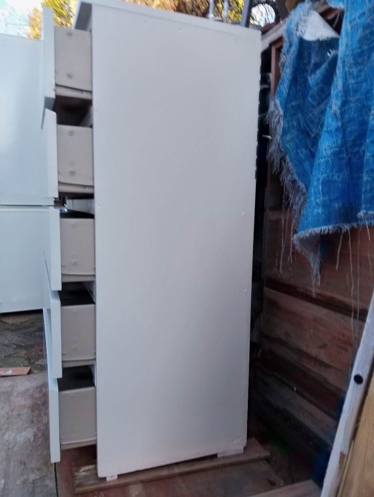 Chest of 6 big deep brilliant white drawers in new condition drawers in 