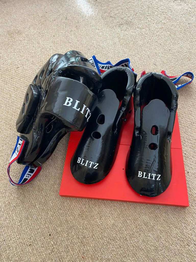 Sparring equipment set for child (10+) (headgear, shoes and breaking board)