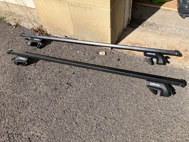 Pair of Halfords roof bars with locks, in good condition