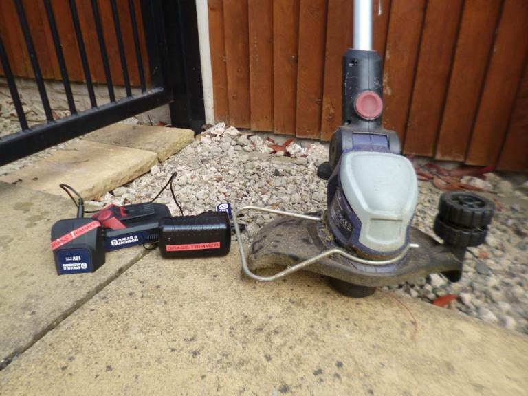 Spear and Jackson Cordless Grass Trimmer with Charger & Battery – Good Condition