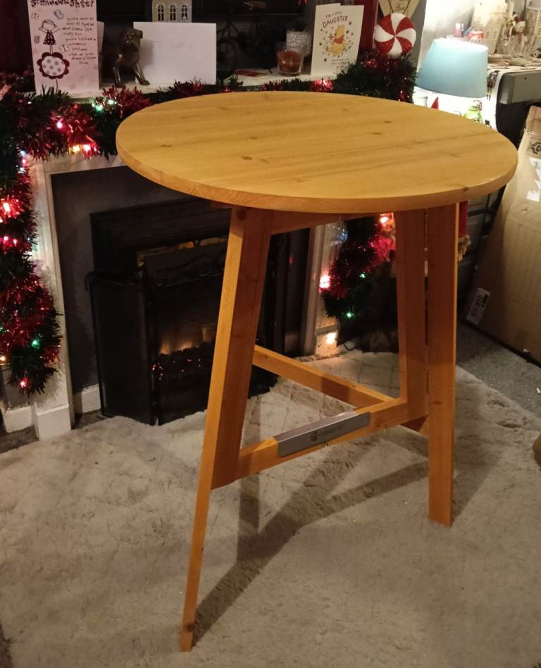 Round folding table 