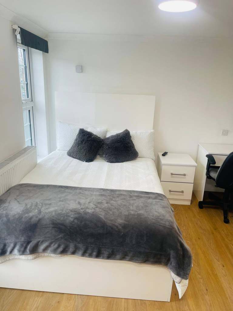 Spacious & Cosy Ensuite Room for Rent in - UB7 9DE