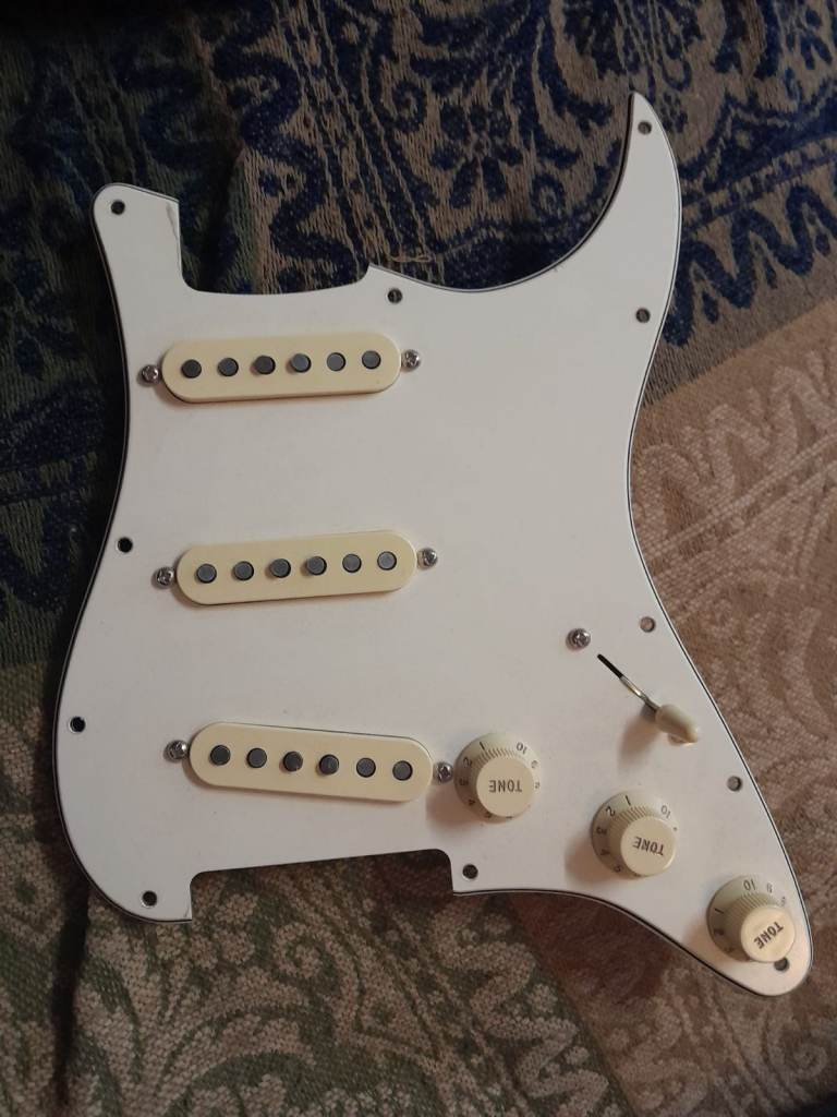 Fender Pre-Wired Stratocaster Pickguard Custom Shop Custom '69 SSS Parchment 11 Hole 