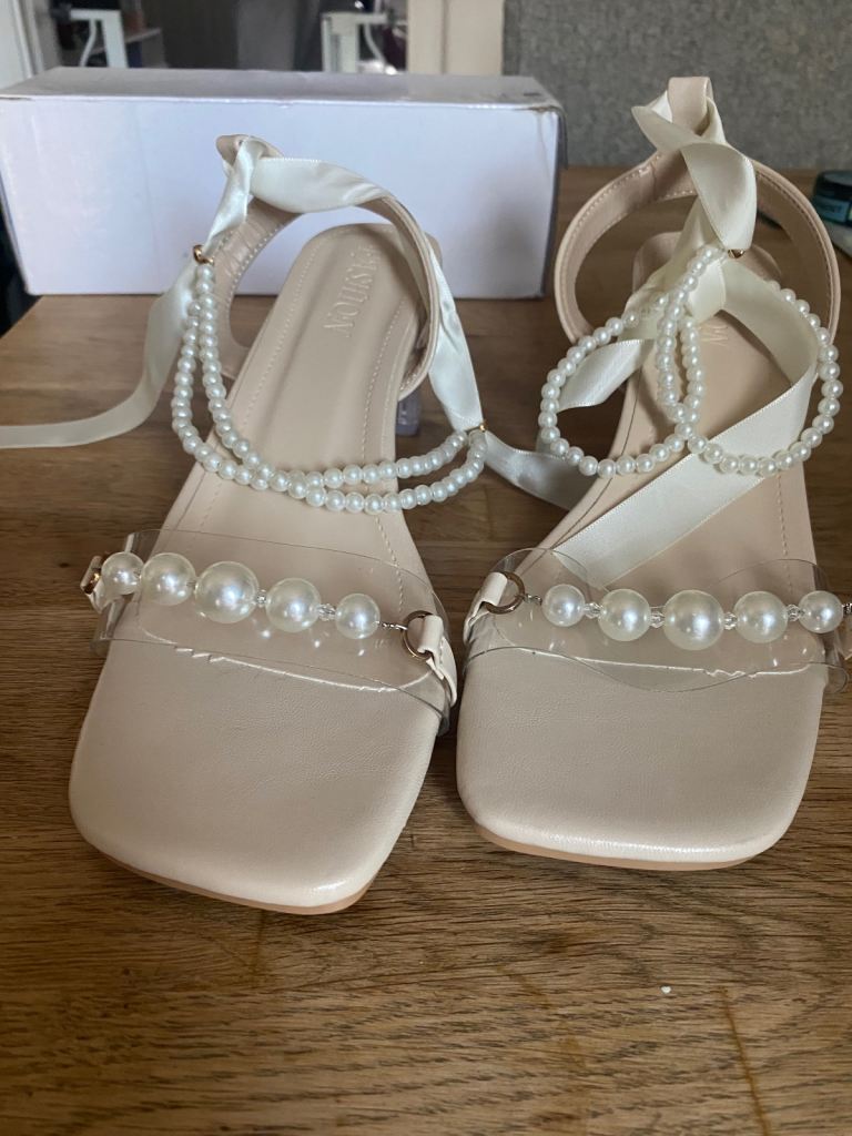 Glass type heeled sandals 