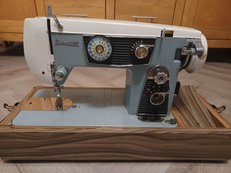 Vintage Zenith Deluxe Zig Zag Sewing Machine