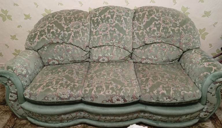 Green floral patterned Sofa & 2 Armchairs 