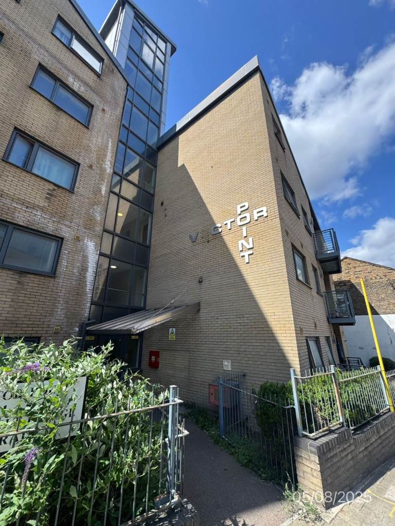 2 bed flat in ig1 