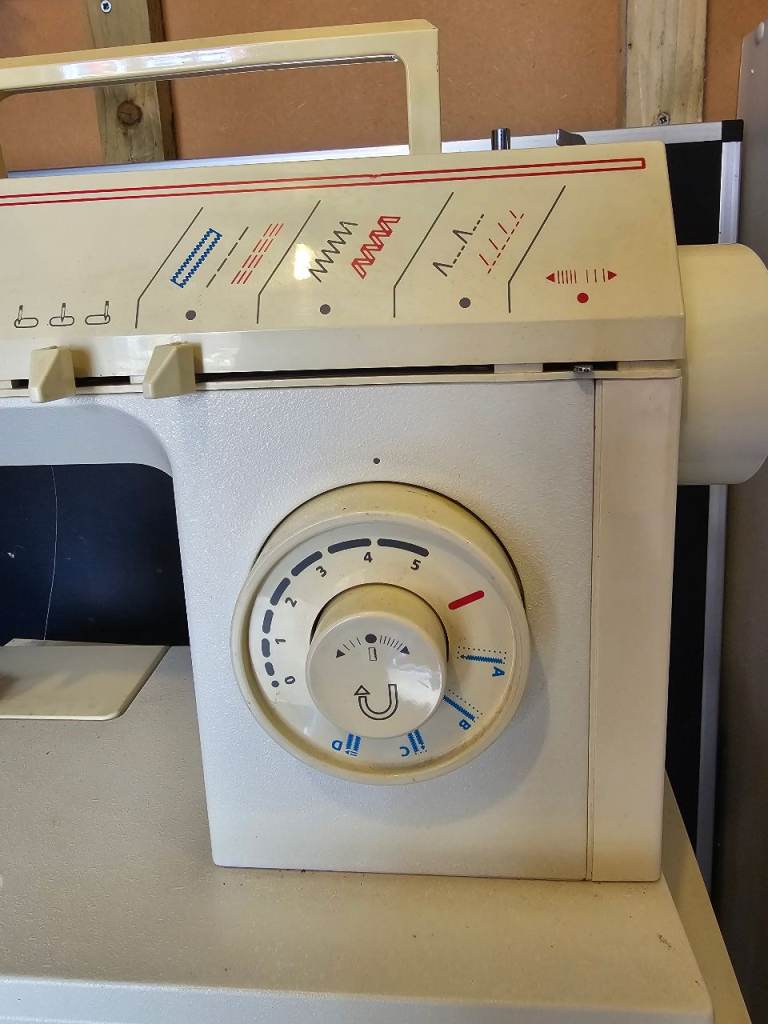 Singer Melodie 50 Sewing Machine with Manual – Good Condition
