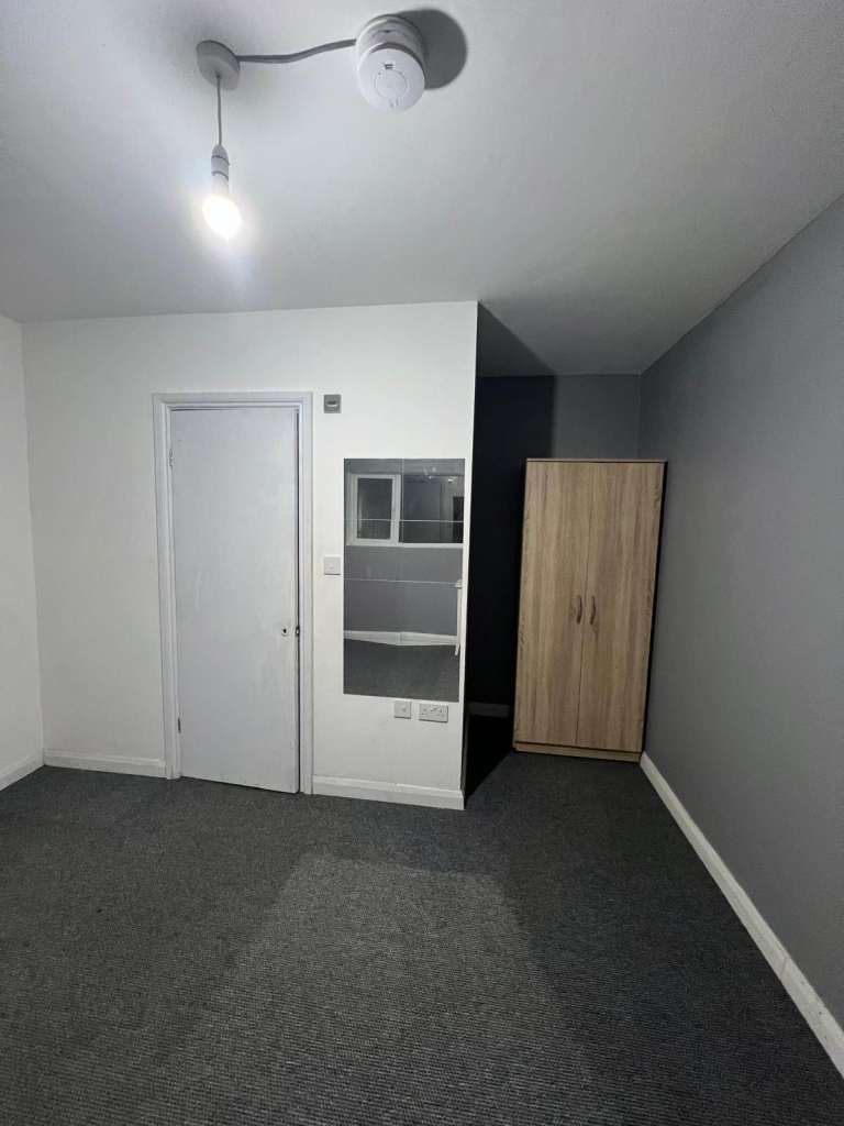 Ensuite Studio Room in Luton, LU4 8DP 