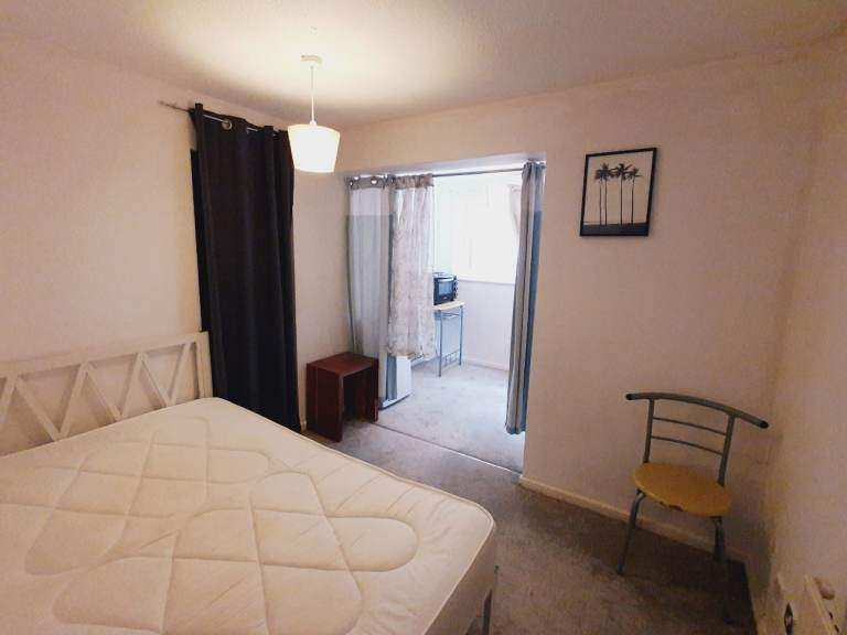 Spacious & Cosy Ensuite Room for Rent in - MK13 0ES