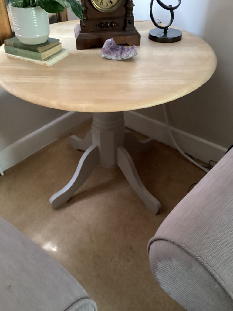 Round Wood Pedestal Dining Table – Good Condition