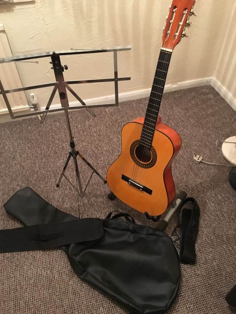 Junior Acoustic Guitar, excellent condition, with complete accessories, 