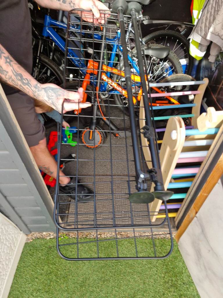 Adjustable dog barrier for cars