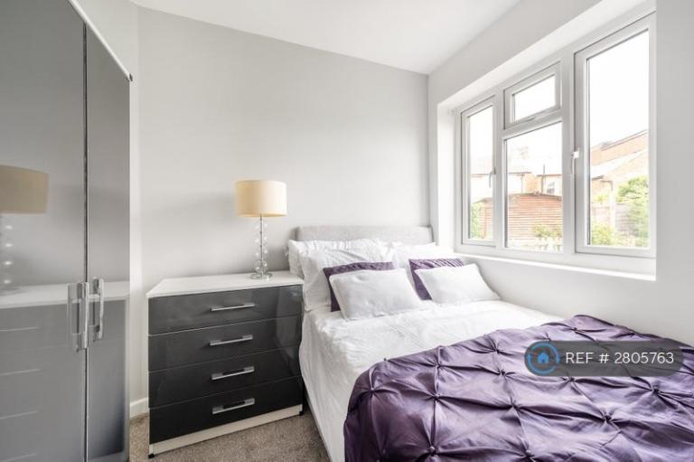 1 bedroom in Tennyson Close, Feltham, TW14 (#2805763)