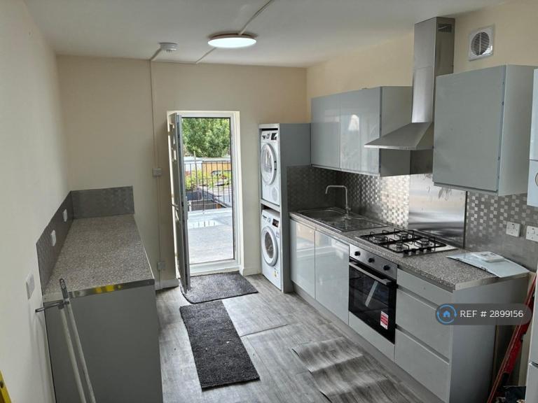 1 bedroom flat in East Ham, London, E6 (1 bed) (#2899156)