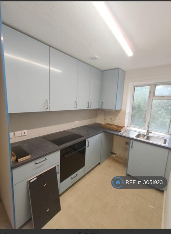2 bedroom flat in Vane House, London, N2 (2 bed) (#3051923)