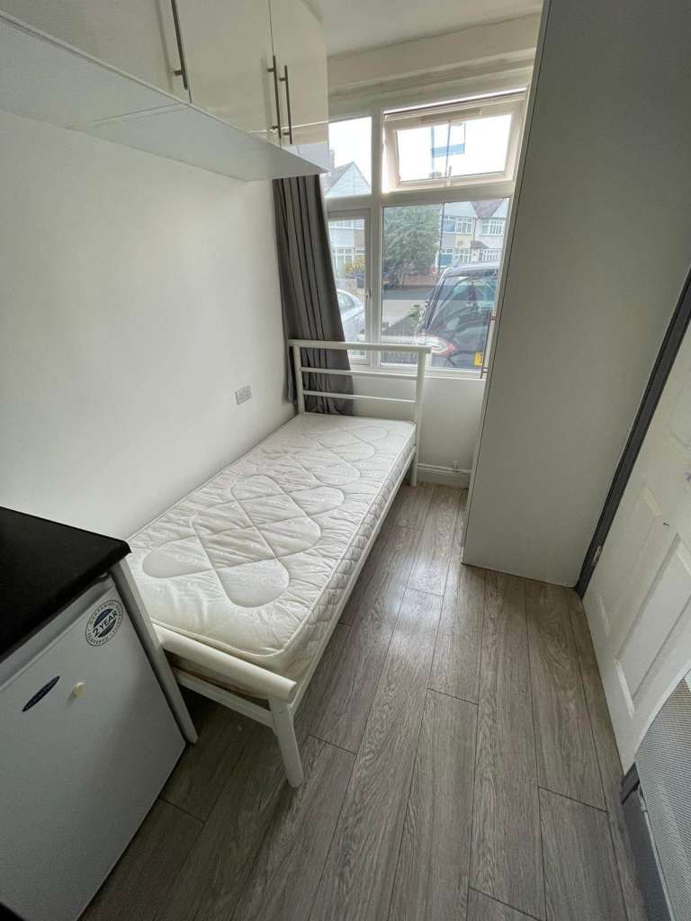 Studio flat in Feltham, London , TW137BJ near Heathrow 