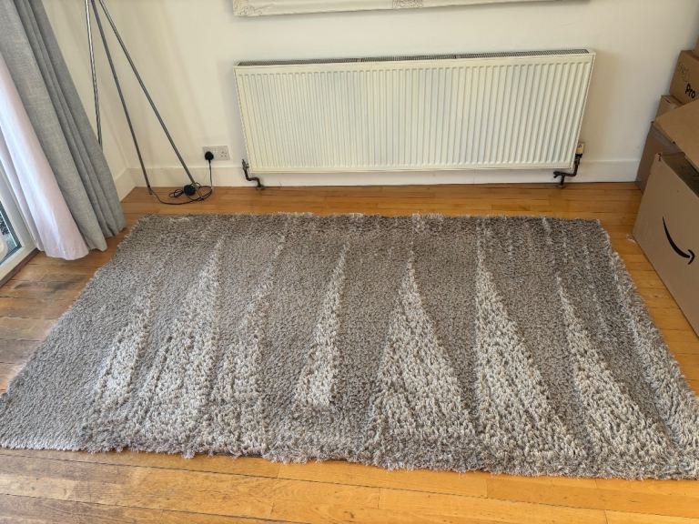 Grey Shaggy Rug – Good Condition