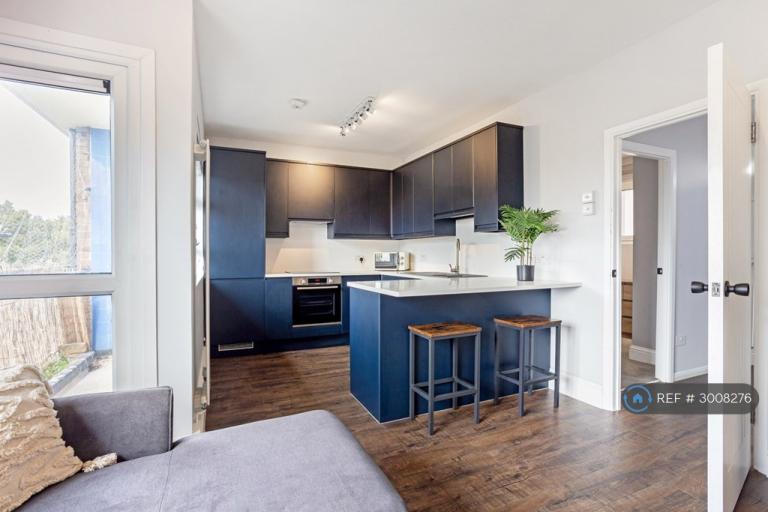 4 bedroom flat in Pearson House, London, SW15 (4 bed) (#3008276)
