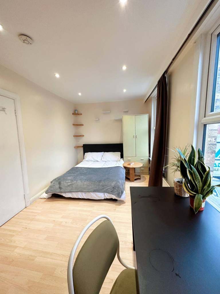 ⭐ MODERN DOUBLE ROOM IN CANARY WHARF — MOVE IN NOW ⭐
