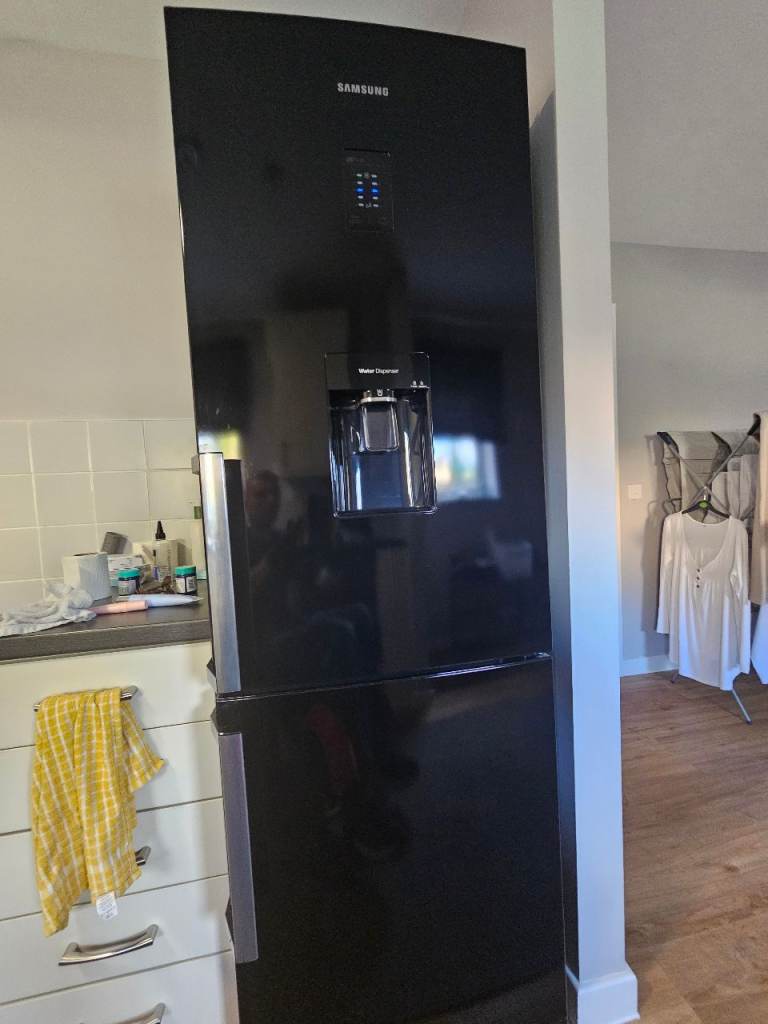Samsung Black Fridge Freezer with Water Dispenser – Excellent Condition