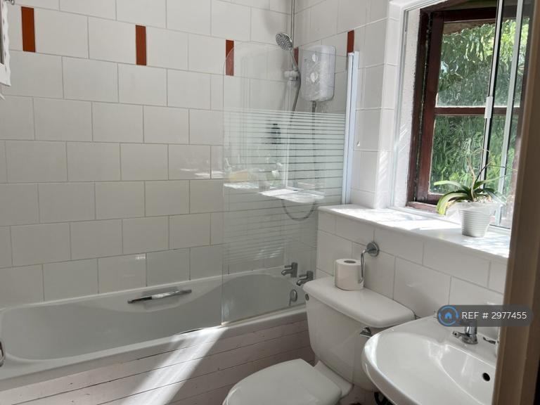 2 bedroom flat in Osprey Close, Watford, WD25 (2 bed) (#2977455)