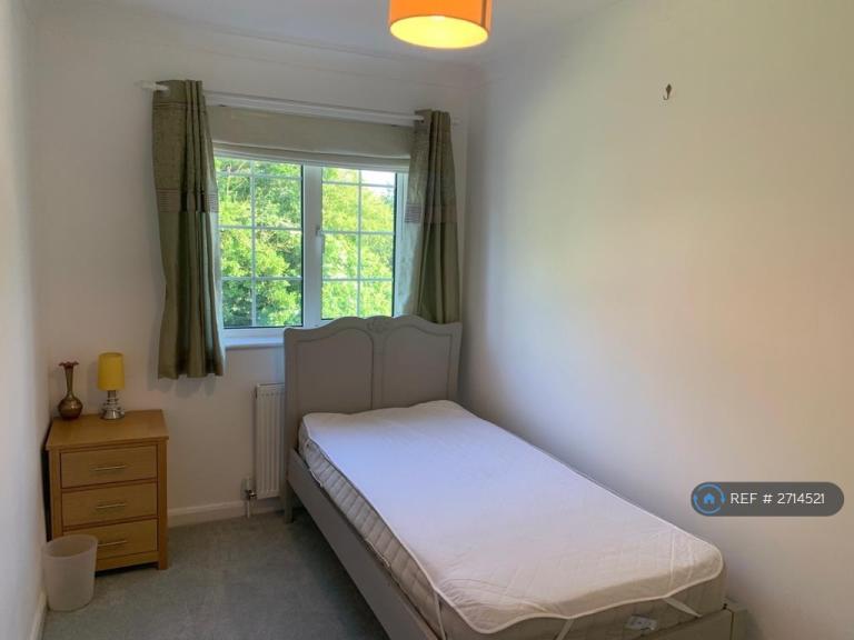 5 bedroom house in Noak Hill Road, Romford, RM3 (5 bed) (#2714521)