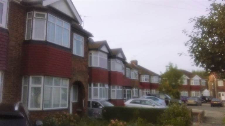 A lovely bright one bedroom first floor flat on a quiet residential street.