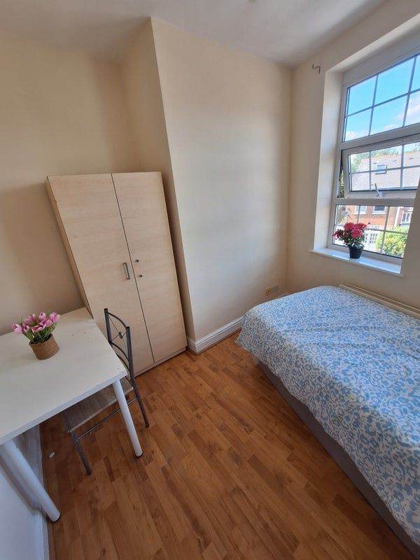 💥 Spacious Couple Room 🍽️ with Shared Kitchen & Lounge Access 💥