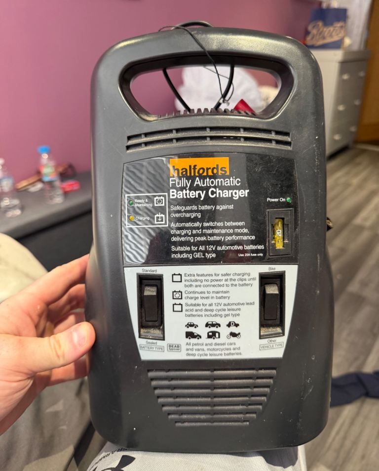Halfords Fully Automatic Battery Charger – Good Condition