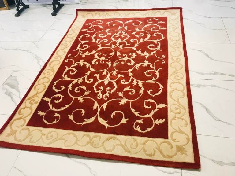 LARGE RED PATTERNED WOOL RUG SIZE 230CM X 160CM