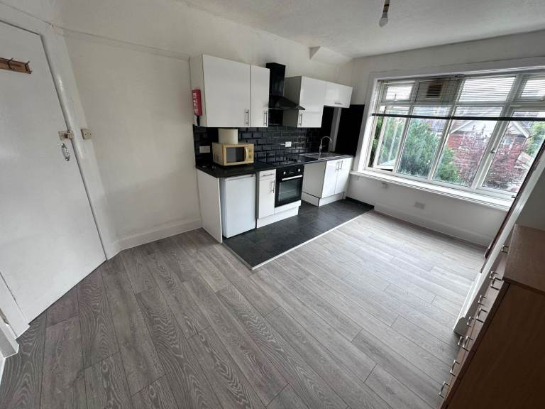 Studio flat - Highfield - BILLS INC - Available NOW