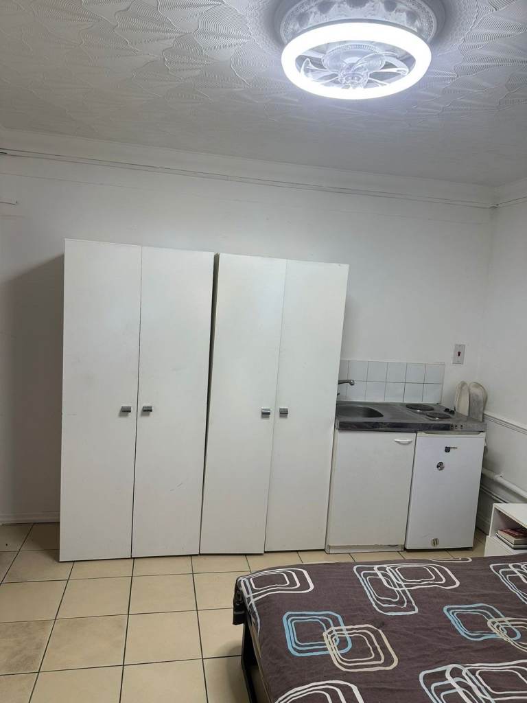 AVAILABLE NOW ENSUITE DOUBLE ROOM IN A HOUSE IN CHINGFORD, E4 8PJ FOR £847pcm.. Professional ONLY!