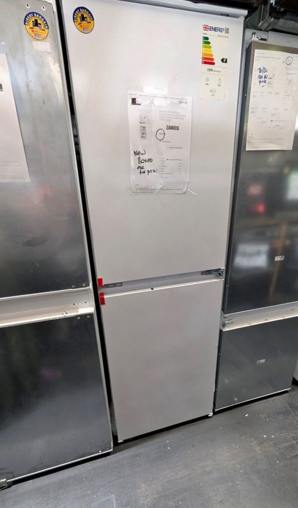 ZANUSSI 50/50 INTEGRATED FRIDGE FREEZER-SLIDING HINGE-TOTAL 269L CAPACITY-LOW FROST-EX DISPLAY-WOW