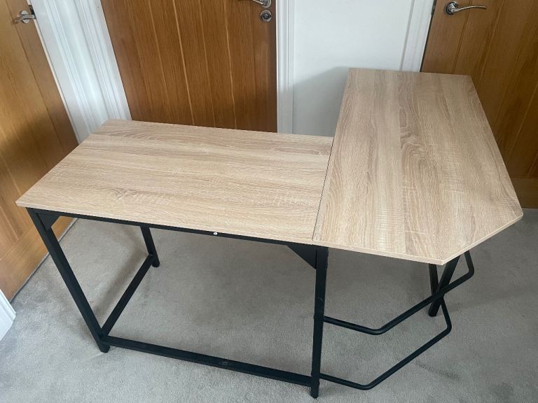 Corner desk