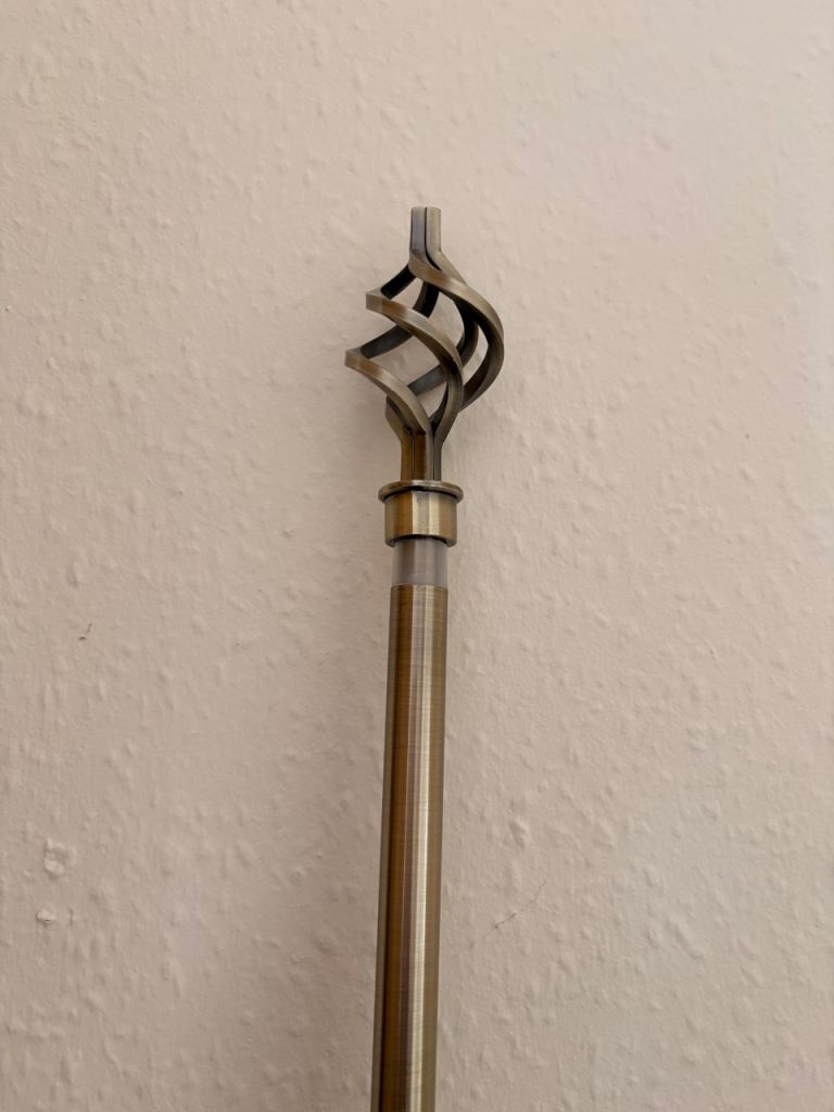 Extendable brass effect curtain pole 