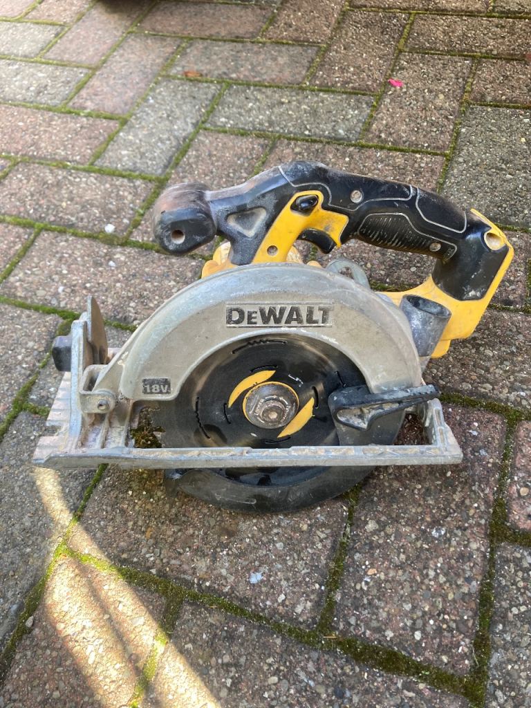 DeWalt DCS391 18V Circular Saw – spares or repair