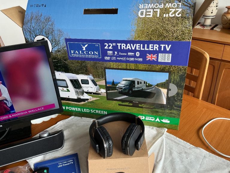 Falcon 22 inch tv with soundbar and headphones