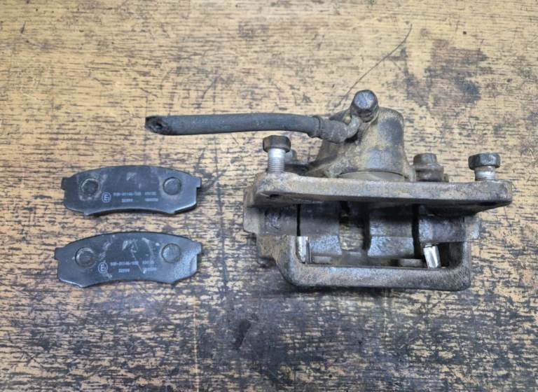 Mitshubushi Shogun Toyota Land Cruiser Front Brake Caliper & Pads Year 2006
