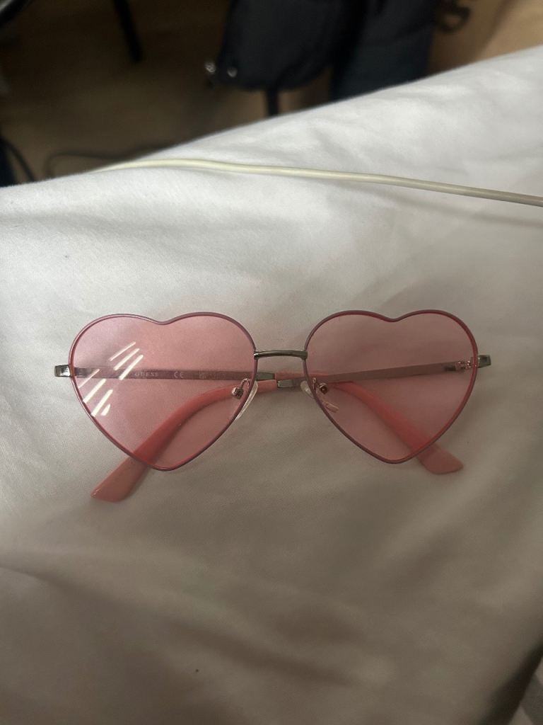 GUESS heart-shaped sunglasses