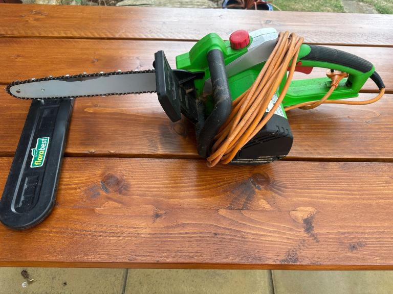 Electric chainsaw, with saw horse and protective equipment 
