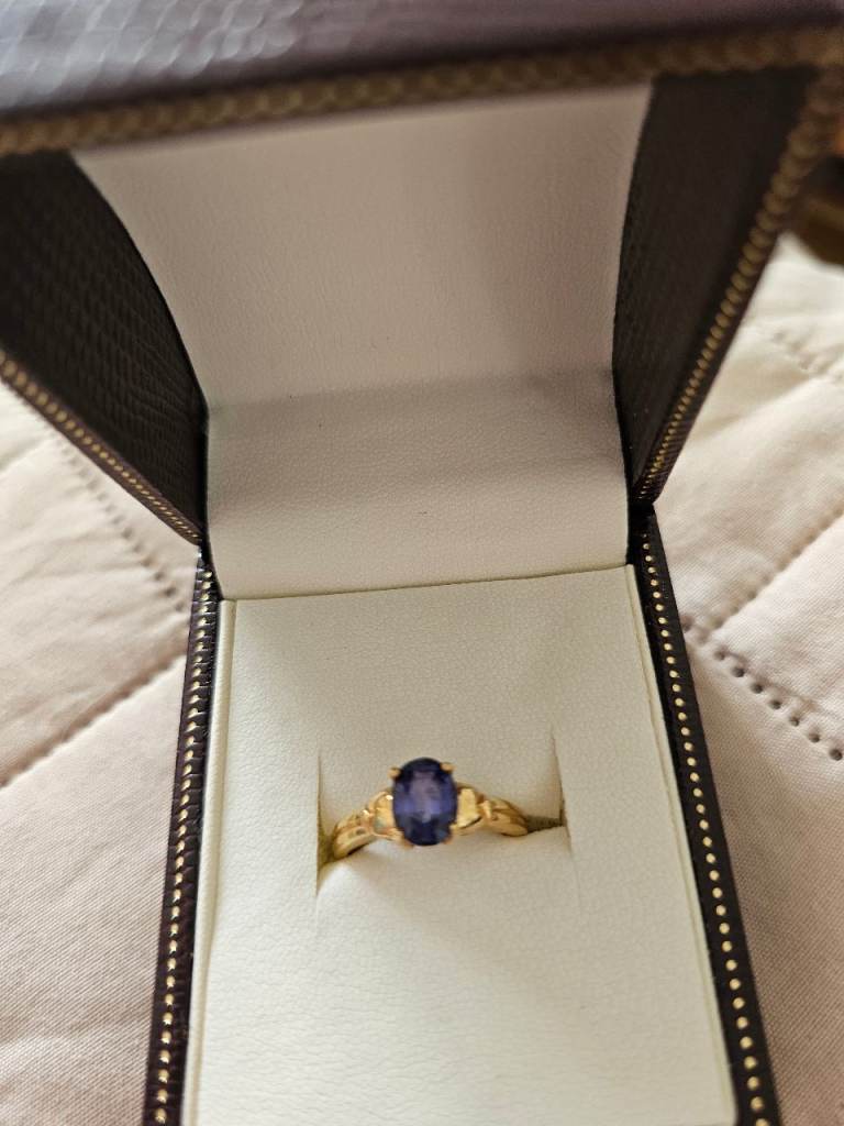 Blue stone 18ct gold ring
