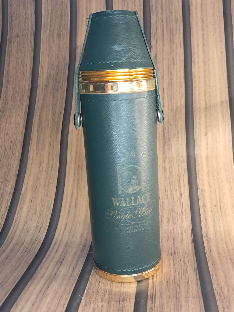 Vintage Wallace  flask and four brass drinking cups, as seen in the image. Green colour. As seen. 